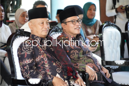 AKRAB - Pengasuh Pesantren Modern Al Amanah Desa Junwangi, Kecamatan Krian, KH Nurcholis Misbah dan Ketua DPRD Sidoarjo, H Usman tampak akrab saat acara di Pesantren Modern Al Amanah Desa Junwangi, Kecamatan Krian, Sidoarjo, Selasa (26/03/2024).