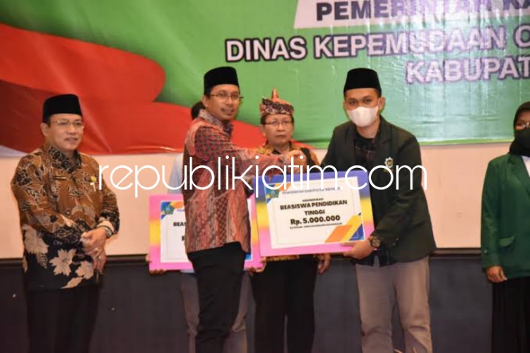 BEASISWA - Bupati Sidoarjo Ahmad Muhdlor Ali menyerahkan bantuan beasiswa untuk para mahasiswa berprestasi di Sidoarjo beberapa waktu lalu. 