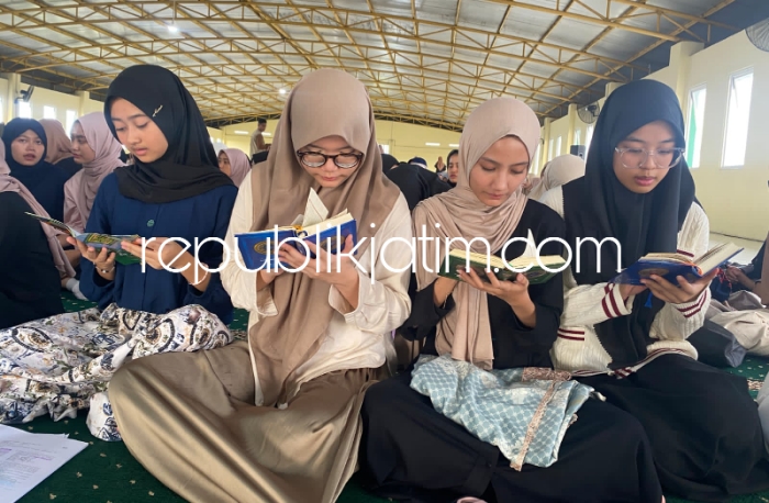 KHATAMAN - Siswa dan siswi SMA Al Muslim Waru, Sidoarjo menggelar khataman Al Quran saat Pondok Ramadhan selama sehari penuh, Rabu (27/03/2024) kemarin.