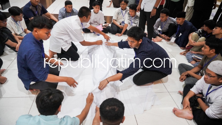 PEMULASARAN - Para siswa kelas XI Smamda Sidoarjo diajari dan praktik pemulasaran (merawat) jenazah saat kegiatan Darul Arqam selama tiga hari dua malam saat Ramadhan 1445 Hijriyah, Kamis (28/03/2024).