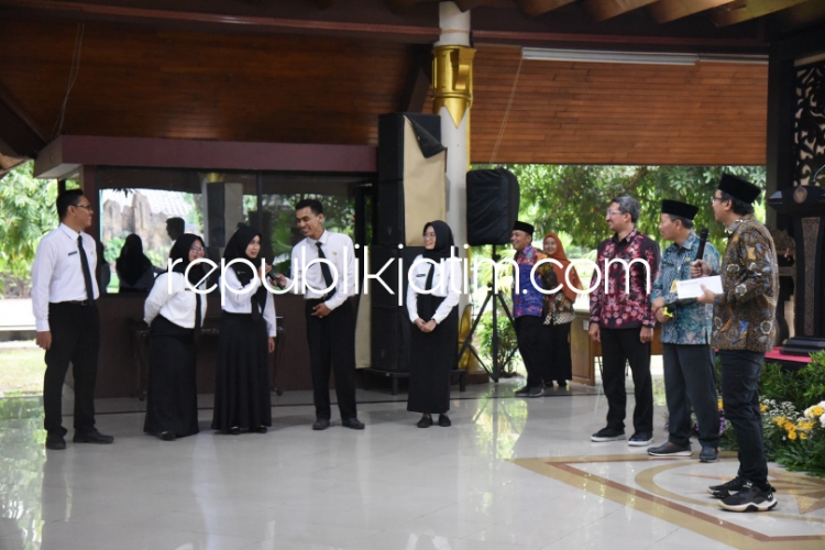 DIGITAL - Bupati Sidoarjo Ahmad Muhdlor melaunching penerbitan Surat Keputusan (SK) Digital bagi Aparatur Sipil Negara (ASN) P3K tenaga guru dan kesehatan yang dinyatakan lulus dengan mendownload secara mandiri SK di aplikasi Simpeg, Kamis (28/03/2024).