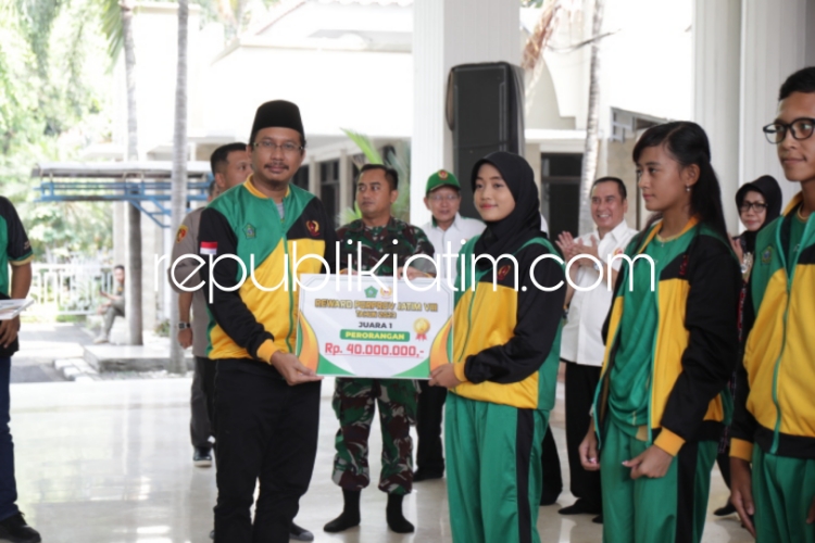 BONUS - Bupati Sidoarjo, Ahmad Muhdlor Ali menyerahkan bonus kepada 508 atlet dan 98 pelatih dari 58 Cabor di Porprov Jatim VIII Tahun 2023 di Pendopo Delta Wibawa, Jumat (29/03/2024).