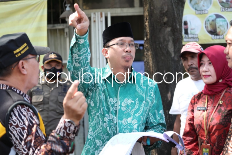 Bupati Sidoarjo, Ahmad Muhdlor Ali mengecek salah satu proyek betonisasi di kawasan Kecamatan Krembung, Sidoarjo.