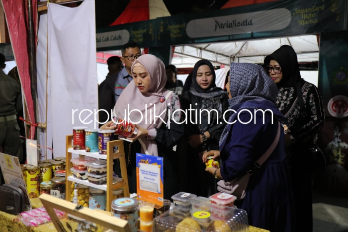 JAYANDARU NIGHT MARKET - Ketua Dekranasda Kabupaten Sidoarjo, Ny Sa'adah Ahmad Muhdlor menilai pertumbuhan ekonomi membaik saat penutupan Jayandaru Night Market di Monumen Jayandaru Alun - Alun Sidoarjo, Minggu (31/03/2024) malam.