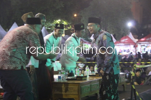 MALAM 1.000 BULAN - Bupati Sidoarjo, Ahmad Muhdlor Ali mengajak warga Sidoarjo agar lebih mendekatkan diri kepada Allah SWT, khususnya Ramadhan ke 21 atau 10 hari terakhir menjadi momen mulia yang biasa disebut Malam Lailatul Qadar, Minggu (31/03/2024).