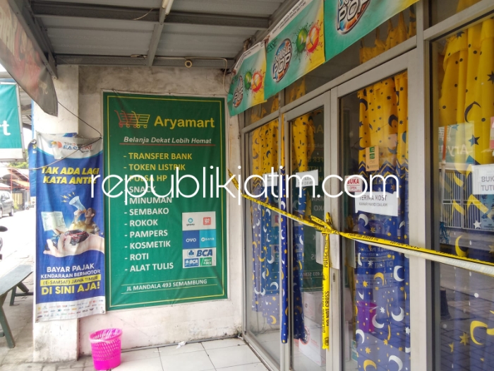 POLICE LINE - Petugas Polresta Sidoarjo memberi police line minimarket Tempat Kejadian Perkara (TKP) pembunuhan karyawati minimarket Yesi Marsela (22) warga Pulung, Ponorogo di JL Mandala, Desa Semambung, Kecamatan Gedangan, Sidoarjo, Senin (01/04/2024).