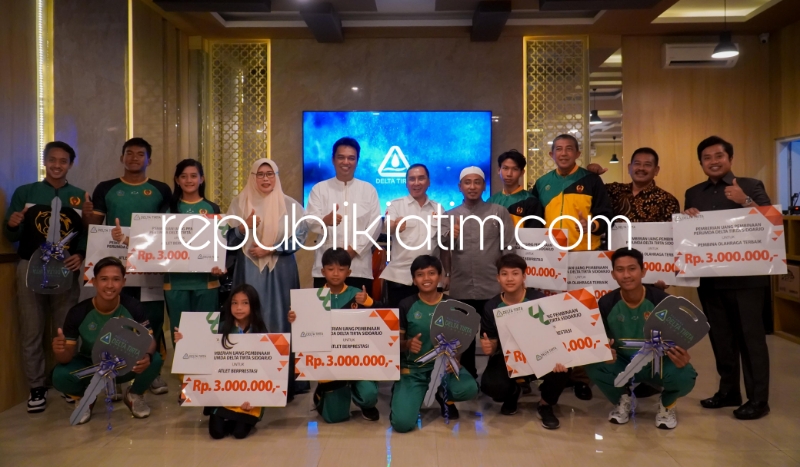 CSR - Perumda Delta Tirta Sidoarjo (DTS) berkomitmen mendukung kemajuan olahraga di Sidoarjo dengan memberi Corporate Social Responsibility (CSR) ke para atlet dan pembina atlet di Sidoarjo yang telah berprestasi di berbagai perlombaan, Rabu (03/04/2024).