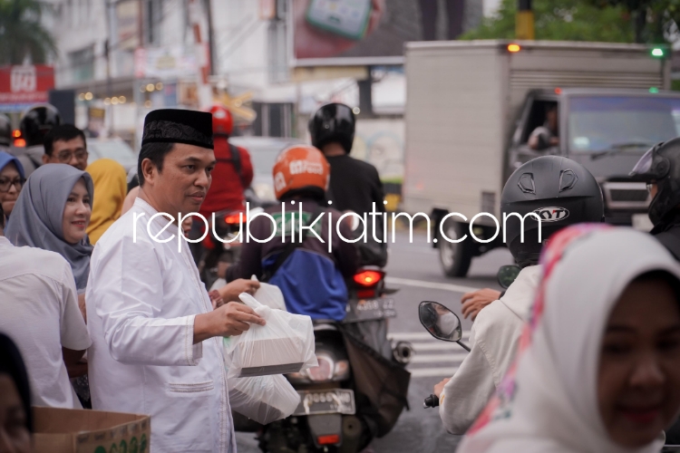 BAGI TAKJIL - Sekitar 500 paket takjil dibagikan pimpinan dan karyawan Perumda Delta Tirta Sidoarjo kepada pengendara sepeda, becak maupun motor yang melintas di depan kantor Perumda Delta Tirta Sidoarjo kemarin. 