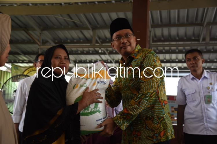 SALURKAN - Bupati Sidoarjo Ahmad Muhdlor Ali membagikan bantuan pangan beras Cadangan Pangan Pemerintah (CPP) Pemerintah Pusat untuk 60.389 Keluarga Penerima Manfaat (KPM) atau warga miskin di Sidoarjo, Rabu (03/04/2024). 