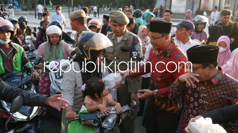 BAGI TAKJIL - Bupati Sidoarjo, Ahmad Muhdlor Ali bersama Ketua DPRD Sidoarjo H Usman dan sejumlah ASN Pemkab Sidoarjo membagikan ratusan paket takjil di Monumen Jayandaru Alun-Alun Sidoarjo, Rabu (03/04/2024) petang.