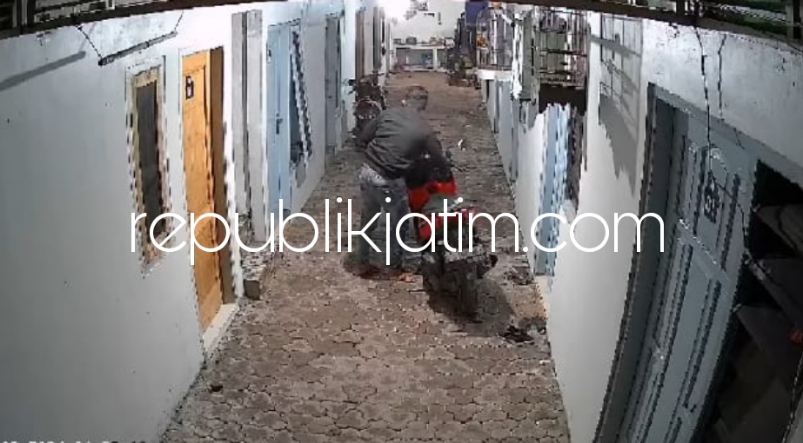 GONDOL - Seroang pria yang mengenakan jaket dan celana hitam mencuri sepeda motor Honda Vario di sebuah kos-kosan Desa Jabaran, Kecamatan Balongbendo, Sidoarjo, Minggu (31/03/2024) dini hari kemarin.