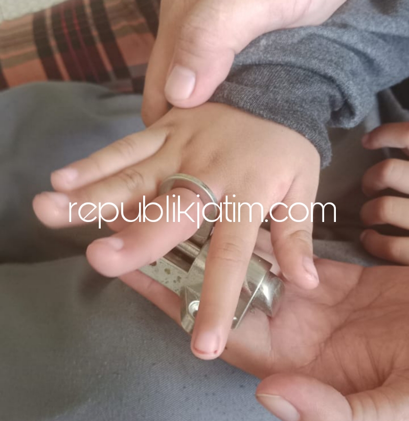 EVAKUASI - Petugas Damkar BPBD Pemkab Sidoarjo mengevakuasi kunci yang menjepit jari tengah Jovino (5) warga Desa Kepatihan, Kecamatan Tulangan, Kabupaten Sidoarjo, Kamis (04/04/2024).