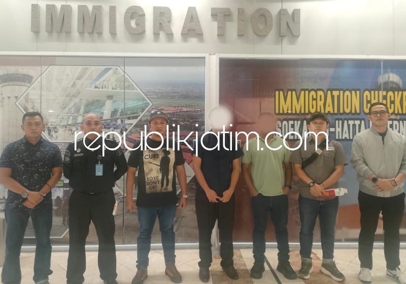 DEPORTASI - Kantor Imigrasi Kelas I TPI Tanjung perak kembali mendeportasi dua Warga Negara Asing (WNA) asal Malaysia yang bermasalah melalui Bandara Soekarno Hatta, Kamis (04/04/2024). 