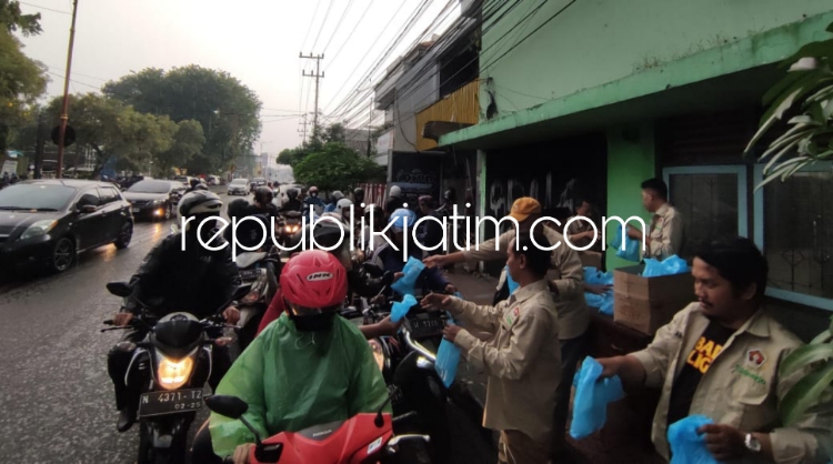BERBAGI - Persatuan Wartawan Indonesia (PWI) Kabupaten Sidoarjo, Jawa Timur, membagikan 500 paket takjil kepada pengendara yang melintas di depan Balai Wartawan JL Raya Ahmad Yani, Kota Sidoarjo, Jumat (05/04/2024) petang.