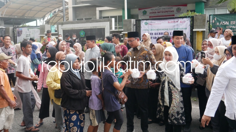 BERBAGI - Bupati Sidoarjo Ahmad Muhdlor Ali bersama Aparatur Sipil Negara (ASN) Pemkab Sidoarjo mendistribusikan 15.000 paket takjil gratis kepada masyarakat Sidoarjo seperti di depan Kantor Dinas Pertanian Pemkab Sidoarjo, Jumat (05/04/2024) petang.