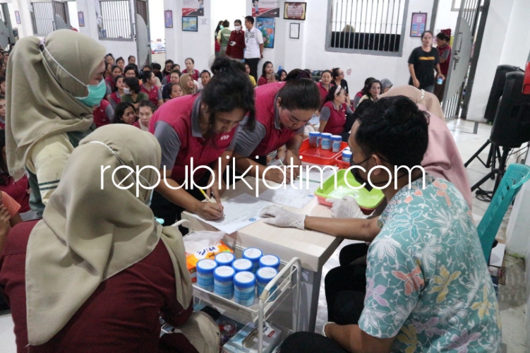 RAZIA - Kepala Rutan Perempuan Surabaya di Sidoarjo, Amiek Diyah Ambarwati bersama pegawai dibantu aparat penegak hukum BNNK Sidoarjo, Polsek Porong dan Koramil Porong menggelar tes urine dan razia ruang hunian, Jumat (05/04/2024).