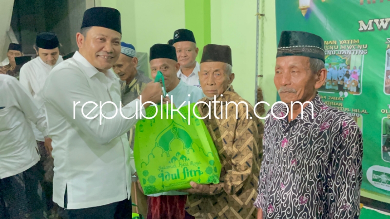 TALI ASIH - Wabup Sidoarjo, Subandi menyerahkan tali asih kepada kaum dhuafa saat Penutupan Pengajian Ramadhan MWC NU Waru dan santunan yatim piatu yang digelar di Kantor MWC NU Desa Kepuhkiriman, Kecamatan Waru, Jumat (05/04/2024) malam.