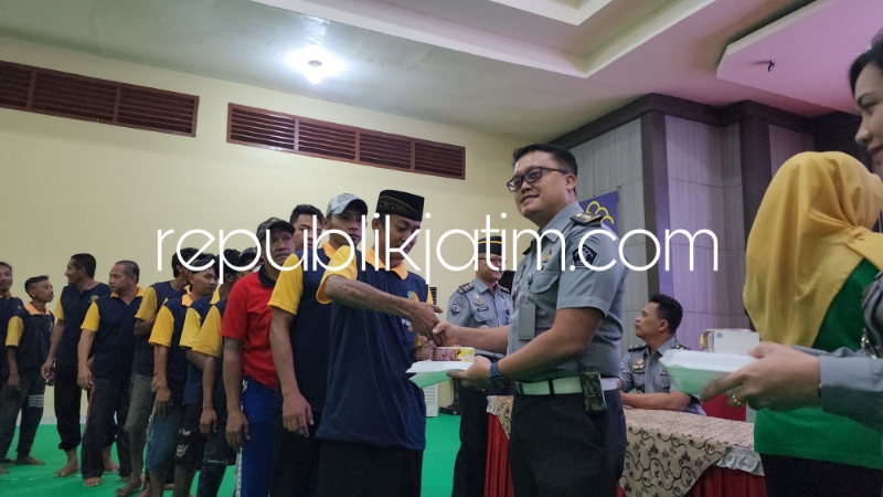 BERBAGI - Untuk menyemarakkan peringatan Hari Bakti Pemasyarakatan (HBP) ke 60, Lapas Kelas I Surabaya di Desa Kebonagung, Kecamatan Porong, Sidoarjo membagikan 200 paket buka puasa kepada masyarakat dan sembako untuk anak yatim, Sabtu (06/04/2024).