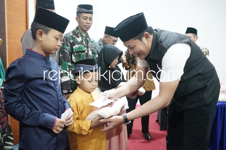 SANTUNAN - Wakil Bupati (Wabup) Sidoarjo, Subandi menghadiri kegiatan santunan yang digelar PT Karya Bintang Mandiri (KBM) di Graha KBM, Desa Kemangsen, Kecamatan Balongbendo, Sidoarjo, Sabtu (06/04/2024) petang.