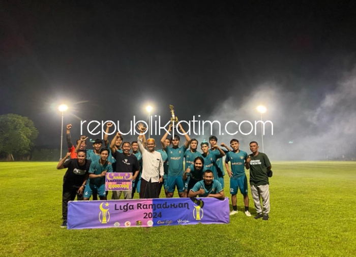 JUARA - Anggota Komisi B DPRD Sidoarjo, Sullamul Hadi Nurmawan yang akrab disapa Gus Wawan berfoto bersama Putra Kelapa FC saat menerima hadiah juara Liga Ramadhan 2024 usai mengalahkan Slot FC di Laga Final, Sabtu (06/04/2024) malam.