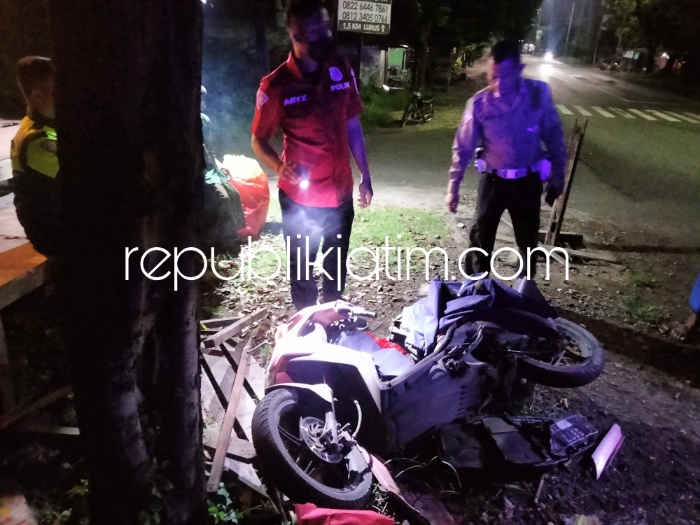 TKP - Sejumlah petugas Satuan Lantas, Polresta Sidoarjo menggelar olah TKP kecelakaan antara pengendara motor Honda Beat dan truk yang belum diketahui identitasnya di jalur Lingkar Timur, Desa Wedoro Klurak, Kecamatan Candi, Sidoarjo, Minggu (07/04/2024) 