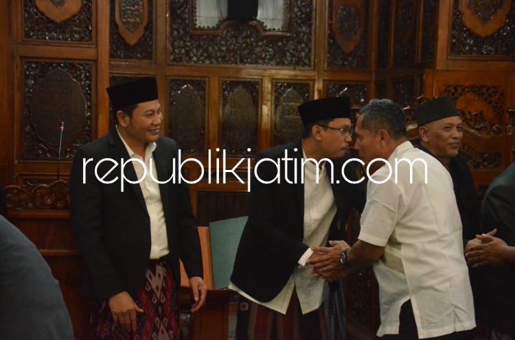 IDUL FITRI - Bupati Sidoarjo, Ahmad Muhdlor Ali didampingi Wakil Bupati, Subandi berserta keluarga dan unsur Forkopimda hingga masyarakat Sidoarjo melaksanakan Shalat Idul Fitri (Ied) 1445 Hijriyah di Masjid Agung Sidoarjo, Rabu (10/04/2024).