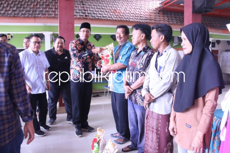 BANTUAN - Bupati Sidoarjo Ahmad Muhdlor Ali dan Forkopimda serta stakeholder menyerahkan bantuan beras 5 kilogram bagi 500 warga terdampak banjir di Desa Semampir dan 200 warga Desa Sedati Agung, Kecamatan Sedati, Sidoarjo, Kamis (11/04/2024).