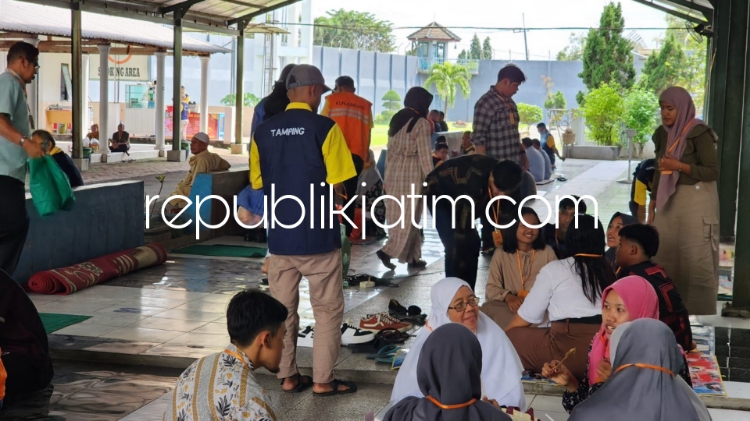 KUNJUNGAN - Momen Idul Fitri 1445 Hijriyah dimanfaatkan warga binaan Lapas I Surabaya dan keluarganya untuk bersilahturahmi melepas rindu mereka antusias memanfaatkan layanan kunjungan khusus libur Idul Fitri Tahun 2024, Jumat (12/04/2024).