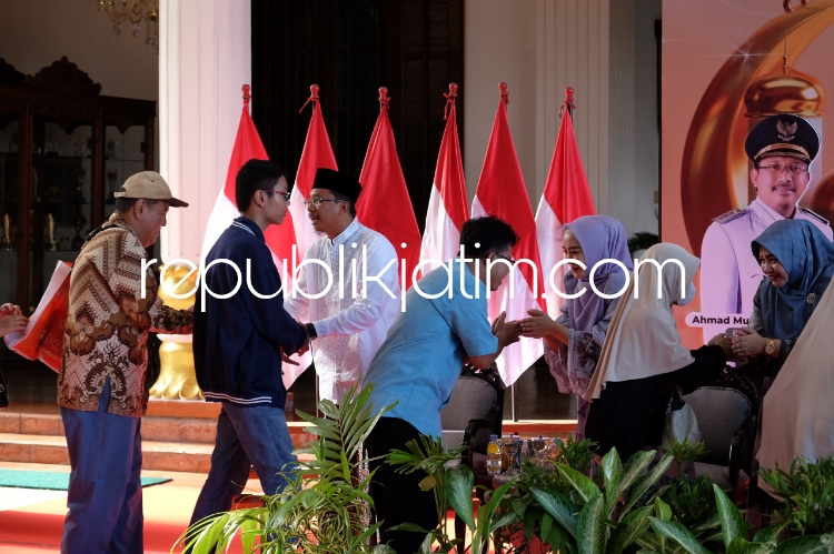 ANTRE - Hari pertama open house Halal bi Halal bersama Bupati Sidoarjo Ahmad Muhdlor Ali beserta istri Ny Sa’adah Ahmad Muhdlor ribuan warga rela antri bersalaman Sidoarjo, Sabtu, (13/04/2024) sore. 