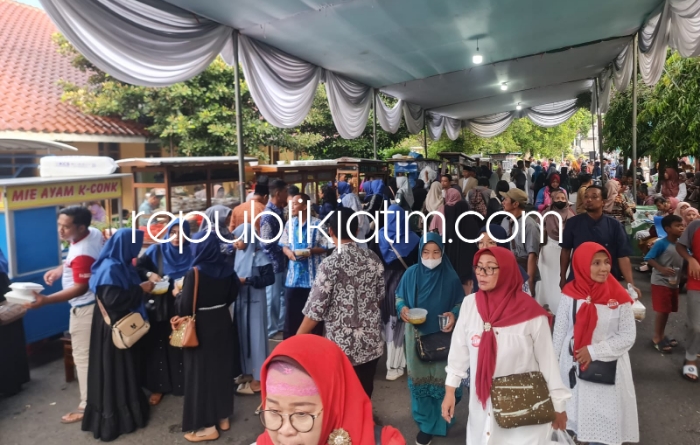 GRATIS - Ribuan warga Sidoarjo yang datang di open house Halal bi Halal dengan Bupati Sidoarjo Ahmad Muhdlor Ali beserta jajarannya bukan hanya dapat bersilaturahmi, tapi juga bisa menikmati menu makanan khas daerah secara gratis, Sabtu (13/04/2024) sore.