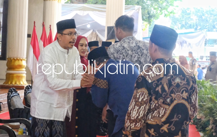 HALAL - Hari Kedua Halal Bihalal di Pendopo Delta Wibawa menjadi saksi kehangatan acara open house yang digelar Bupati Sidoarjo, Ahmad Muhdlor Ali dan istri Ny Sa'adah Ahmad Muhdlor bersama ribuan warga di Pendopo Delta Wibawa, Minggu (14/04/2024). 