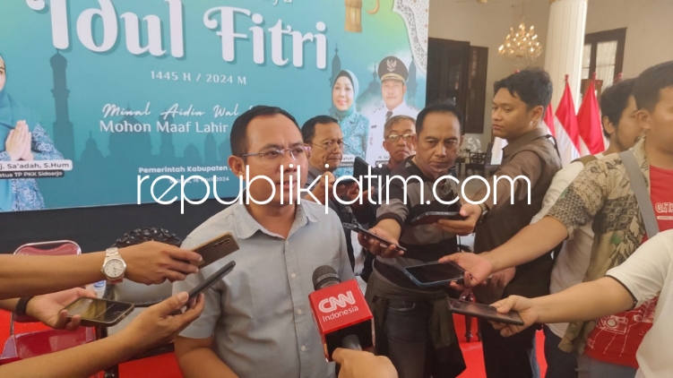 KETERANGAN - Mustofa Abidin tim penasehat hukum (pengacara) Bupati Sidoarjo, Ahmad Muhdlor memberikan keterangan pers di Pendopo Delta Wibawa atas penetapan Bupati Sidoarjo dalam dugaan pungutan insentif ASN di BPPD Pemkab Sidoarjo, Selasa (16/04/2024).