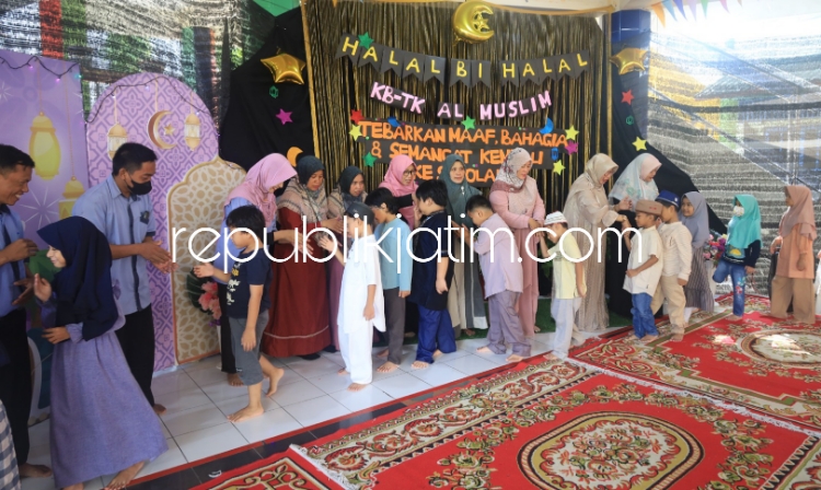 HALAL BIHALAL - Seluruh siswa KB TK Al Muslim masuk sekolah dengan menggelar kegiatan halal bihalal bertema Tebarkan Maaf, Bahagia dan Semangat Kembali ke Sekolah bersama para ustadzah dan citivas Al Muslim, Kamis (18/04/2024).
