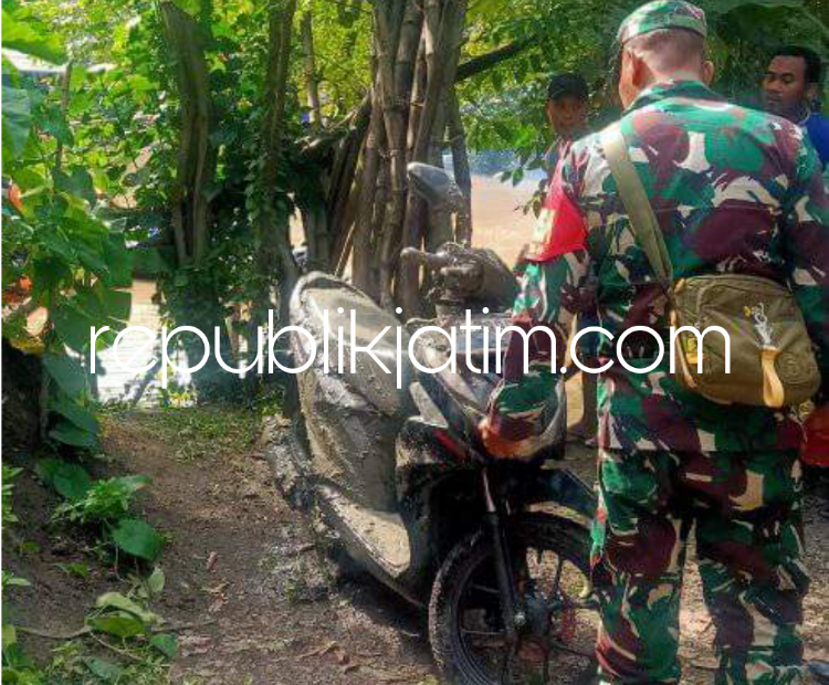 MOTOR - Pencarian petugas gabungan hanya menemukan motor Honda Vario yang ditumpangi korban tenggelam bapak dan anaknya di Sungai Perbatasan Sidoarjo - Gresik, Jumat (19/04/2024).