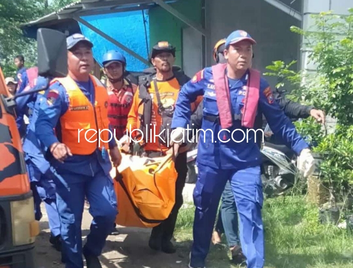 EVAKUASI - Sejumlah petugas SAR dan BASARNAS mengevakuasi jenazah Nanda Freda Eryansyah (27) dan putranya Erlangga (2,5) dari Sungai Kali Mas Perbatasan Sidoarjo dan Gresik, Sabtu (20/04/2024).