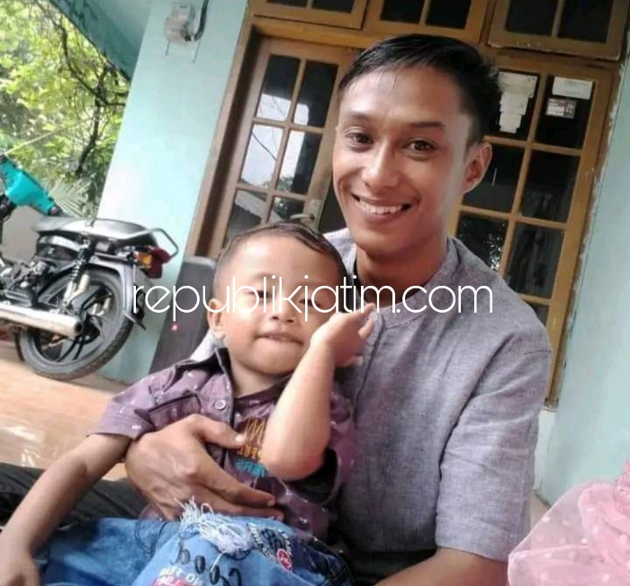 SEMASA HIDUP - Foto kenangan semasa hidup bapak dan anak, Nanda Freda Eryansyah (27) dan Erlangga (2,5) yang tenggelam di Sungai Kalimas perbatasan Sidoarjo dan Gresik yang baru ditemukan Sabtu (20/04/2024) kemarin dalam kondisi meninggal dunia.