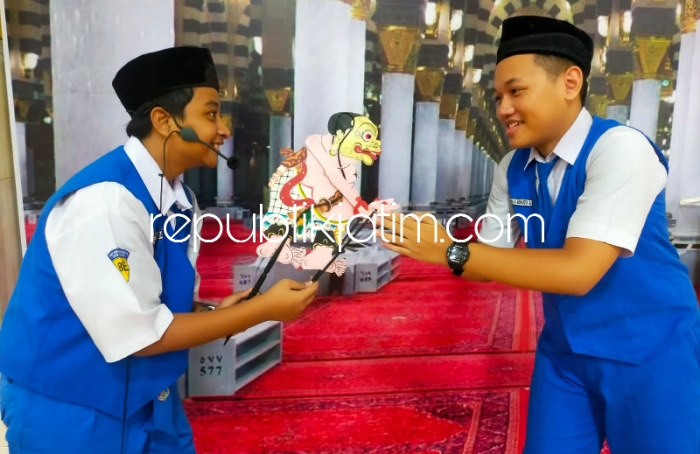 HALAL BIHALAL - SMP Muhammadiyah 2 Taman (Spemduta) Sidoarjo memiliki cara lain untuk meramaikan acara halal bihalal salah satunya dengan pertunjukan wayang dan pembagian beberapa door prize dari para guru, Senin (22/04/2024). 