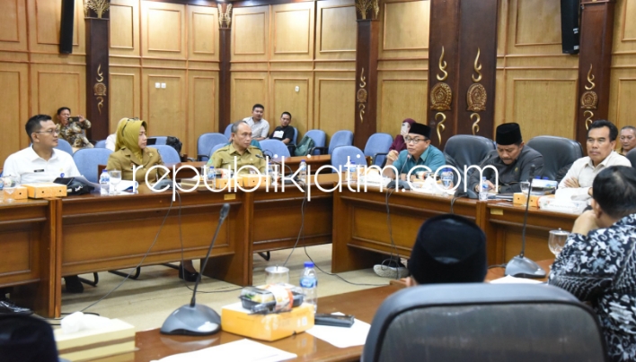 POLEMIK - Ketua DPRD Usman dan Ketua Komisi A DPRD Dhamroni mengundang Sekda Fenny Apridawati, Kepala BKD, Asisten Administrasi Umum, Ketua KPU, Ketua Bawaslu dan TA Hukum Tata Negara Rusdianto Sesung soal pelantikan 495 pejabat, Senin (22/04/2024).