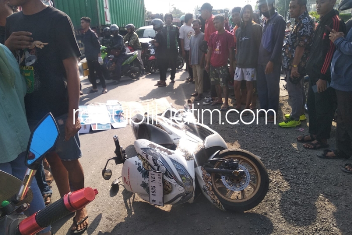 TEWAS - Pengendara motor Honda PCX bernopol W 4835 NEV yakni A Fauziah (36) warga JL Sidodadi Desa Wage, Kecamatan Taman, Sidoarjo yang meninggal dunia dan dievakuasi ke Rumah Sakit Anwar Medika, Balongbendo, Selasa (23/04/2024).