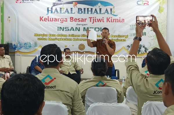 HALAL BIHALAL - Public Affair and License Manager PT Pabrik Kertas Tjiwi Kimia, Tbk Beny Haryawan menjelaskan produk kantong ramah lingkungan eco friendly and food grade saat acara Halal Bihalal dengan wartawan Sidoarjo dan Mojokerto, Selasa (23/04/2024).