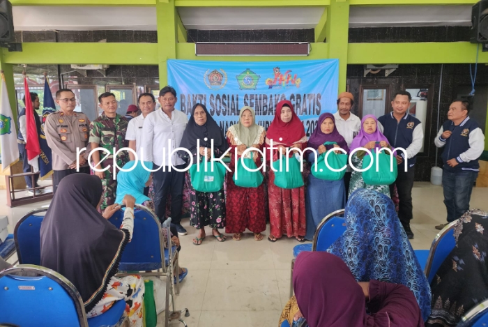 BAKSOS - Pengurus PWI Kabupaten Sidoarjo menggelar Bakti Sosial (Baksos) dengan bagi-bagi sembako di Balai Desa Banjarasri Kecamatan Tanggulangin, Sidoarjo dalam rangka memperingati Hari Pers Nasional (HPN) Tahun 2024, Rabu (24/04/2024).