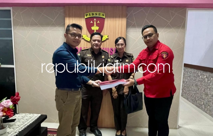 SERAHKAN - Tim PPNS Kanwil DJP Jatim II bersama Jaksa Peneliti Kejati Jatim dan Tim Korwas Reskrimsus Polda Jatim menyerahkan tersangka AS bersama barang bukti ke Kejaksaan Negeri (Kejari) Sidoarjo, Rabu (24/04/2024).