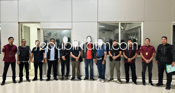 DEPORTASI - Kantor Imigrasi Kelas I TPI Tanjung Perak kembali mendeportasi empat Warga Negara Asing (WNA) asal Taiwan melalui Bandara Internasional Juanda di Sidoarjo, Kamis (25/04/2024).
