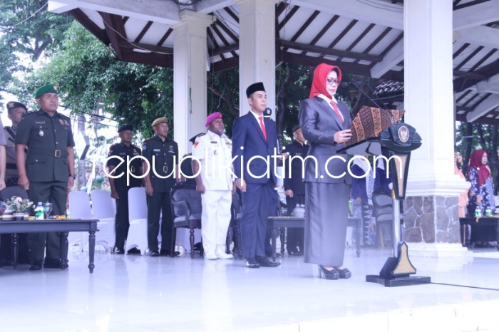 UPACARA - Pemkab Sidoarjo melaksanakan upacara peringatan Hari Otonomi Daerah yang ke XXVIII Tahun 2024 meski diguyur hujan di Alun-alun Sidoarjo, Kamis (25/04/2024).