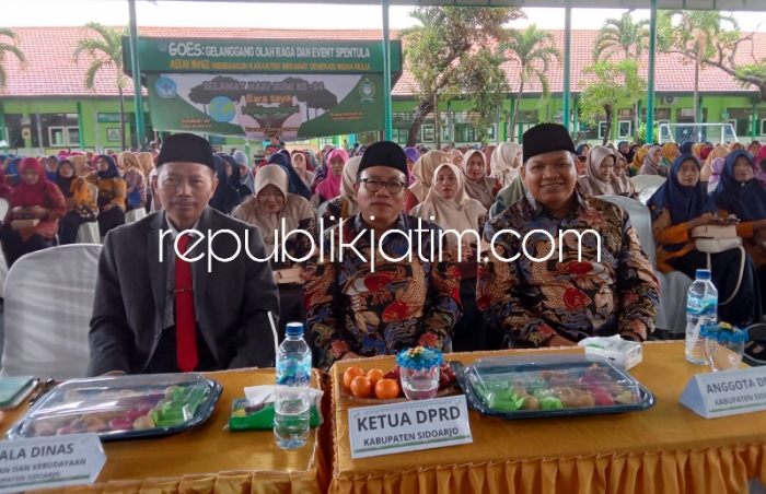 DOA RESTU - Ketua Ketua DPRD Sidoarjo H Usman M Kes (tengah) minta doa restu maju di Pilkada Sidoarjo pada Nopember 2024 besok saat acara Halal Bihalal bersama para guru di SMPN 1 Tulangan, Kamis (25/04/2024).