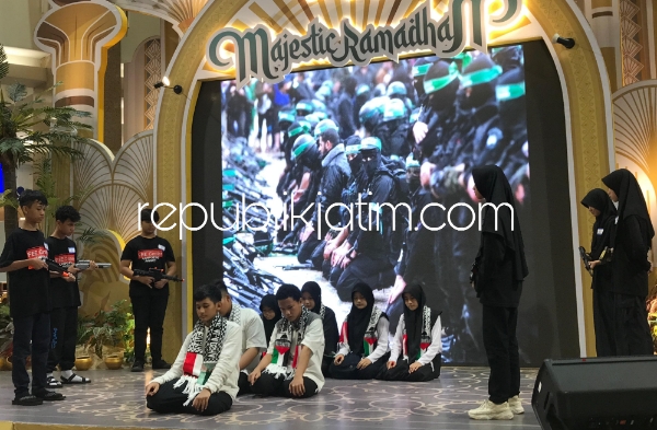 PERTUNJUKAN - SMP Muhammadiyah 2 Taman (Spemduta) Sidoarjo menggelar pertunjukan Tahfidz bertajuk Para Penghuni Langit di Atrium Utama Royal Plaza Surabaya, Kamis (25/04/2024).