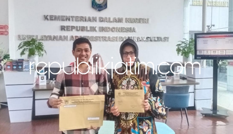 REKOMENDASI - Sekretaris BKD Zainul bersama Sekda Dr Fenny Apridawati serta pimpinan dan anggota Komisi A DPRD Sidoarjo menunjukkan rekomendasi dari Kemendagri soal pelantikan ulang 495 pejabat di lingkungan Pemkab Sidoarjo, Jumat (26/04/2024) sore.