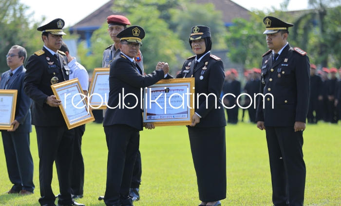 PENGHARGAAN - Kakanwil Kemenkumham Jatim, Heni Yuwono memberikan berbagai penghargaan kepada Lapas dan Rutan yang berprestasi saat menjadi inspektur upacara di Lapas Kelas I Surabaya di Porong, Sidoarjo, Sabtu (27/04/2024).