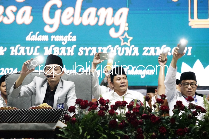 SERUAN - Wabup Sidoarjo Subandi menyerukan masyarakat Sidoarjo agar tetap guyub dan rukun menjelang pelaksanaan Pilkada 2024 saat pengajian bersama Gus Iqdam di Lapangan Desa Gelang, Kecamatan Tulangan, Sidoarjo, Jumat (26/04/2024) malam.