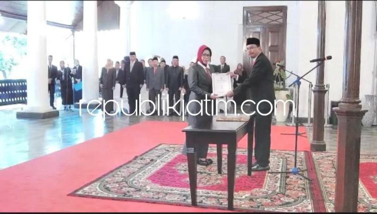 LANTIK - Bupati Sidoarjo Ahmad Muhdlor melantik Sekda Dr Fenny Apridawati, Kepala BKD, Asisten Administrasi Pembangunan dan Kepala Dinas Perikanan di Pendopo Delta Wibawa beserta ratusan pejabat lainnya secara daring di tiga lokasi, Sabtu (27/04/2024).